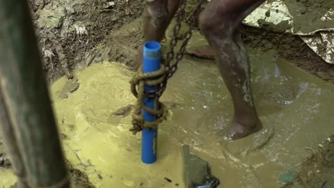 Installing pump water for drinkable clean water in remote villages area of Vidéo 245279931