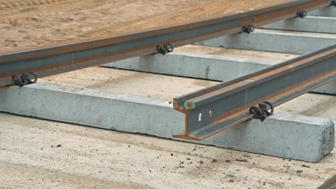 Installing railway tracks by placing concrete sleepers on a prepared surface. Vidéo 344675641