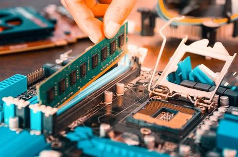 Installing ram memory module on desktop computer motherboard closeup Stock-Fotos