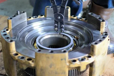 Installing Ring retaining bearing using snap ring pliers Foto stock