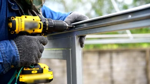 Installing screw the Channel Wire Lock to greenhouse Vídeo Stock 250506231