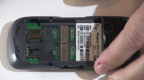 Installing the SIM card into the mobile phone 스톡 동영상 32863502