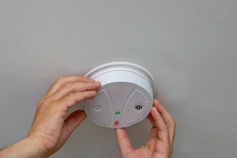 Installing Smoke Detector On Ceiling Foto stock