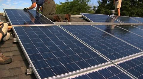 Installing Solar Panels Видео 12531125