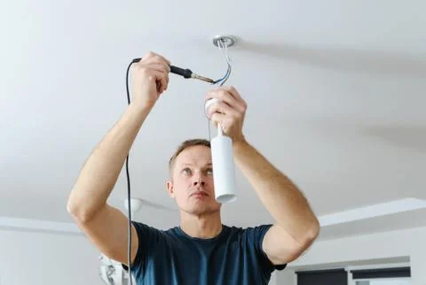 Installing a spotlight in the room. Foto stock