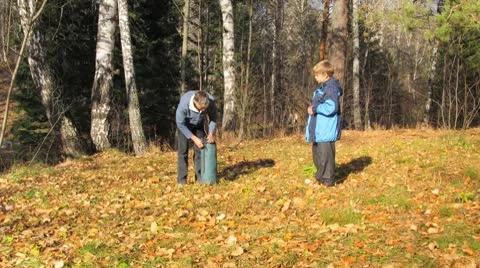 Installing tent in autumn forest Видео 8915641