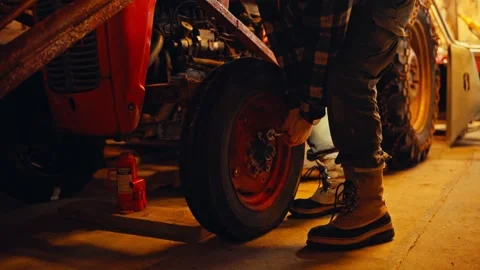 Installing Tractor Wheel on Axle Vídeo Stock 337982247