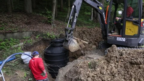 Installing underground plastic tank. Construction site of small water well Vidéo 251643979