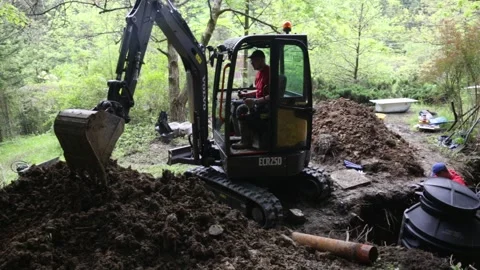 Installing underground plastic tank. Construction site of small water well Vidéo 251644099