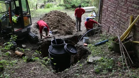 Installing underground plastic tank. Construction site of small water well Vidéo 251644120