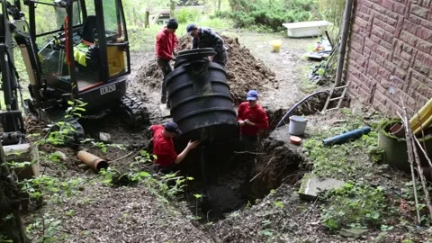 Installing underground plastic tank. Construction site of small water well Vidéo 251644340