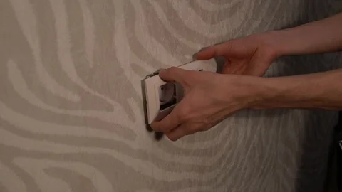 Installs electrical  socket 库存影片 120137727