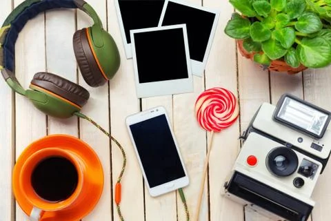 Instant camera on working desk. Stockfoto's