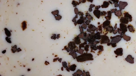 Instant coffee beans float and dissolve in milk, texture and color of coffee wit Vidéo 159091621