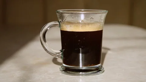 Instant coffee in a cup, slow motion. Vídeo Stock 236715211