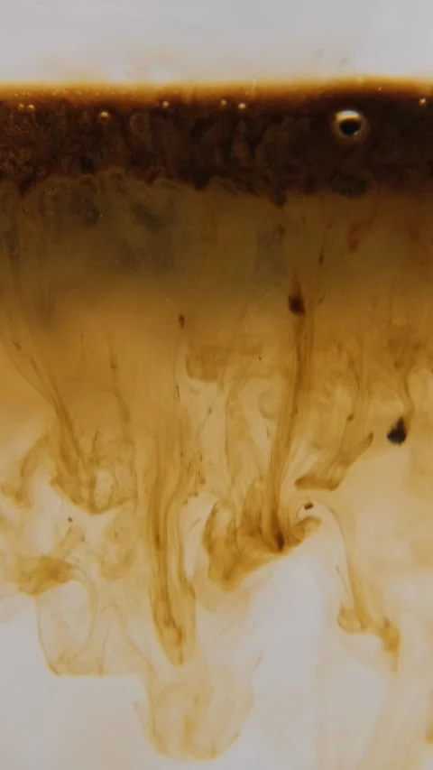 Instant coffee dissolving in glass macro Vídeo Stock 322219623