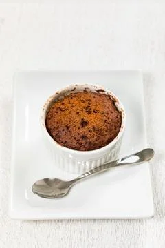 Instant Mug Chocolate Cake in Portion Bowl 스톡 사진