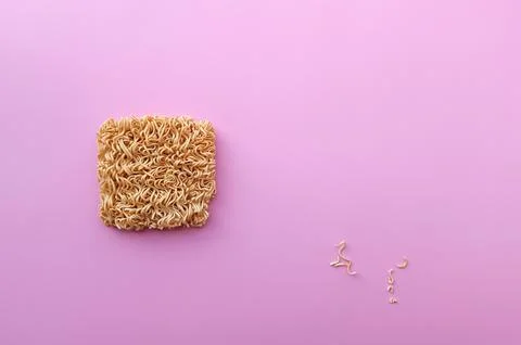 Instant noodle on pink background with copy space Foto stock