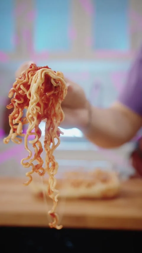 Instant noodles on a fork Vídeos de archivo 279505518