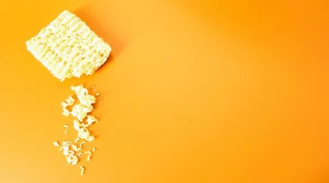 Instant noodles split in half on a yellow background. The concept of lack of Foto stock