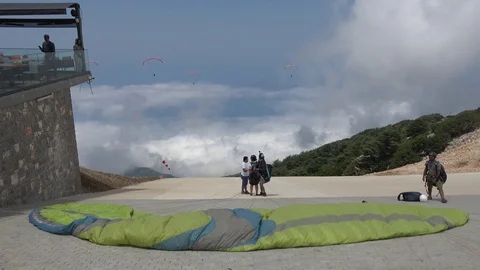 Instructing a tourist before paragliding jump Stock-Footage 110723272