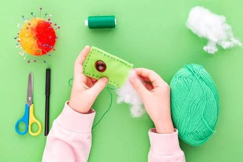 Instruction step by step, step five. The process of sewing a toy from felt Foto stock