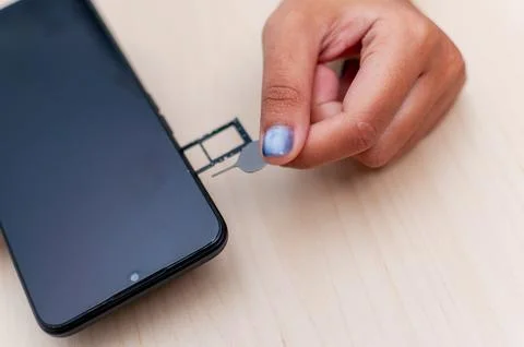 Instructional guide for sim card insertion in smartphones close-up home off.. 스톡 사진