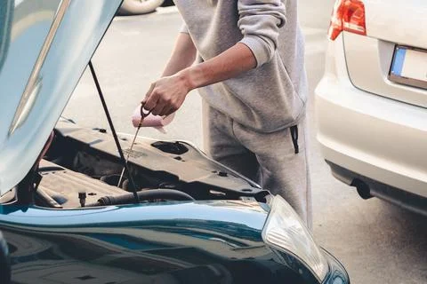 Instructions for changing the oil in the engine. Fotos de archivo
