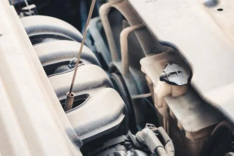 Instructions for changing the oil in the engine. Fotos de archivo