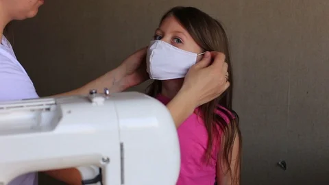 Instructions for making a respiratory mask at home. Stock Footage 129809501