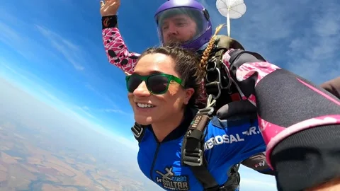 An instructor and his student performing a tandem jump. 库存影片 160447140