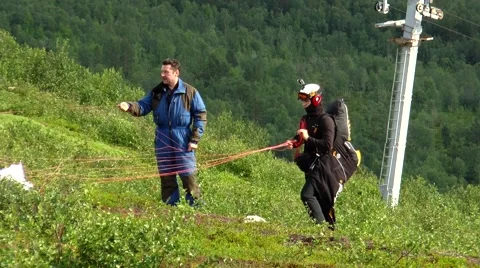 The instructor and paraglider slings corrected before flight. 库存影片 68725535