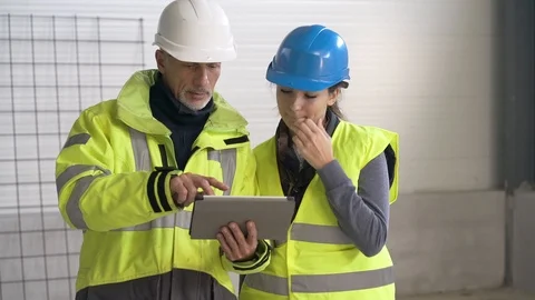 Instructor with apprentice on construction site working with tablet Stock Footage 123215538