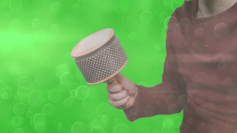 Instructor demonstrating cabasa rhythm in music education tutorial, with Vídeos de archivo 308069298