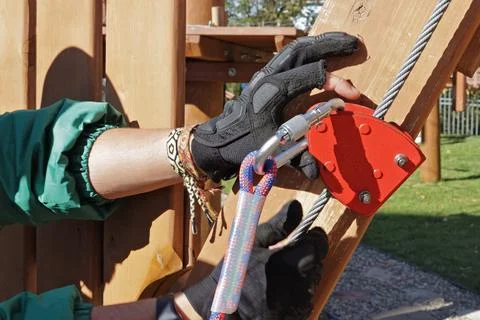 Instructor explains how to use belay carabiners with ropes. On the obstacle c Foto stock