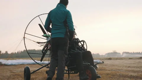 Instructor giving instructions for flight to client 库存影片 152949393