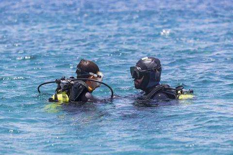 Instructor giving scuba diving lessons to a kid. Scuba diving Instructor teac Foto stock