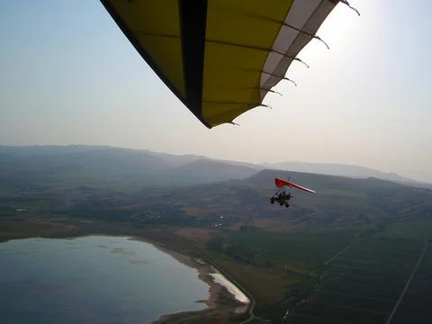 The instructor pilot and passenger sit in a hang glider Foto stock