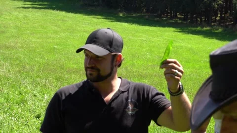 Instructor presents an edible wild leaf and explains identification features Видео 331052504