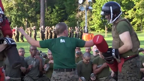 Instructor separate soldiers during pugil stick fighting training Vídeos de archivo 93931541