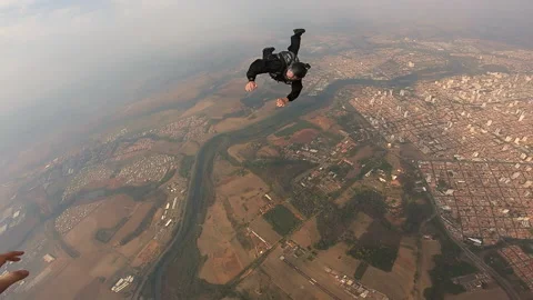 Instructor separated from skydiving student. 库存影片 170505627
