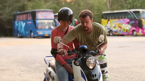 Instructor shows how to use scooter engine handle and brake Vidéo 50100792