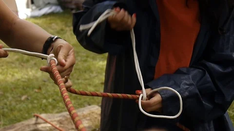 Instructor teaches knitting on a rope Video stock 120527899