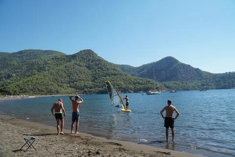 The instructor teaches students how to windsurf on the sea. Windsurfing lessons. Foto stock