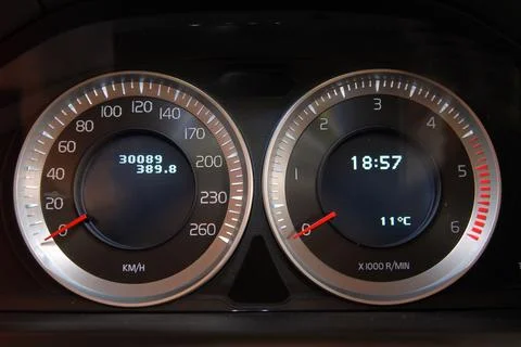 The instrument panel is a modern car with backlight Stockfoto's