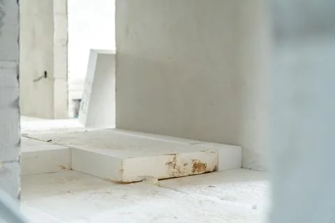 Insulation of floors with polystyrene on the construction site Foto stock