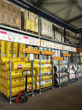 Insulation Roll Display in DIY Store Aisle Fotos de archivo