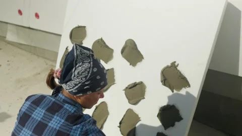 Insulation of the walls of the house with foam. 库存影片 208910510