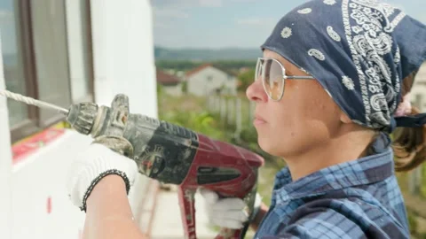 Insulation of the walls of the house with foam. Vídeo Stock 208911555