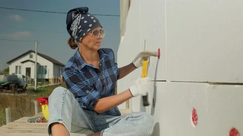 Insulation of the walls of the house with foam. Vidéo 208913456